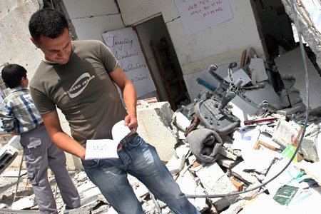 Students inspect the rubble of the Islamic University in Gaza. (MaanImages, Magnus Johansson)